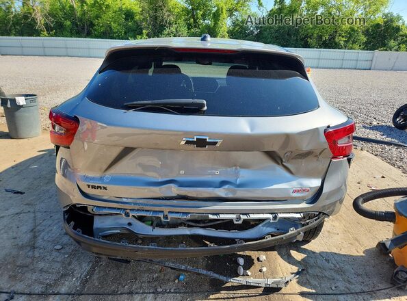 KL77LGE23RC049906 2024 CHEVROLET TRAX Silver Widok z tyłu