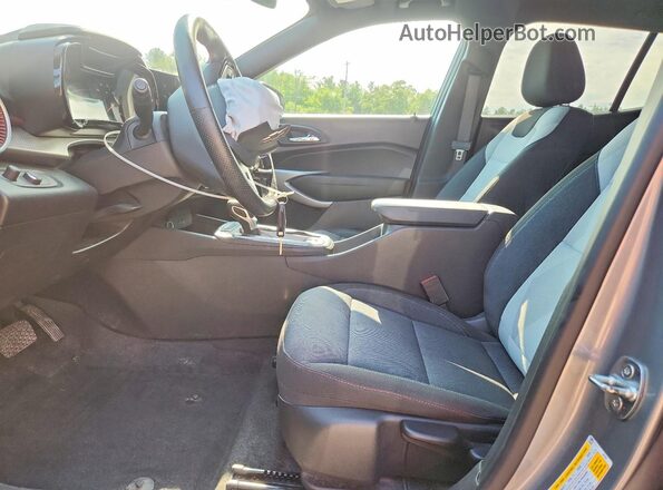 KL77LGE23RC049906 2024 CHEVROLET TRAX Silver Widok wnętrza z przodu
