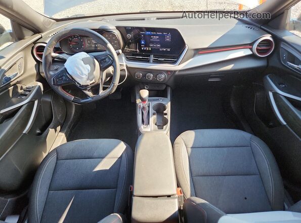 KL77LGE23RC049906 2024 CHEVROLET TRAX Silver Widok deski rozdzielczej