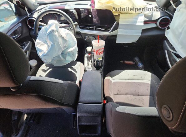 KL77LGE23RC205913 2024 CHEVROLET TRAX Red Առջևի վահանակի տեսք