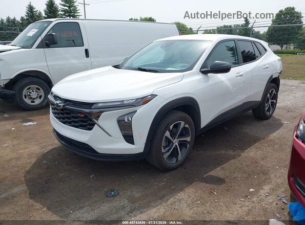 KL77LGE25RC203094 2024 CHEVROLET TRAX Белый Передняя левая четверть