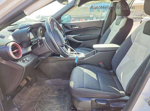 KL77LGE27RC067356 2024 CHEVROLET TRAX White Вид салону спереду