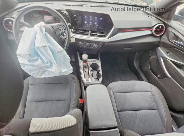 KL77LGE27RC116491 2024 CHEVROLET TRAX Black Widok deski rozdzielczej