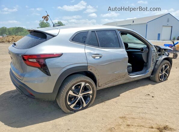 KL77LGEP0SC200492 2025 CHEVROLET TRAX Серебряный Задняя правая четверть