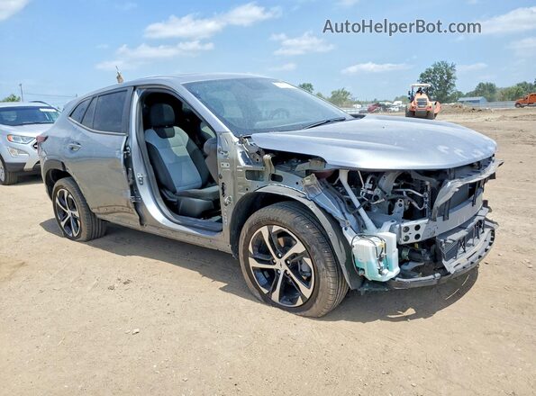 KL77LGEP0SC200492 2025 CHEVROLET TRAX Серебряный Передняя правая четверть