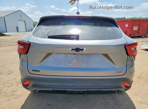 KL77LGEP0SC200492 2025 CHEVROLET TRAX Серебряный Вид сзади