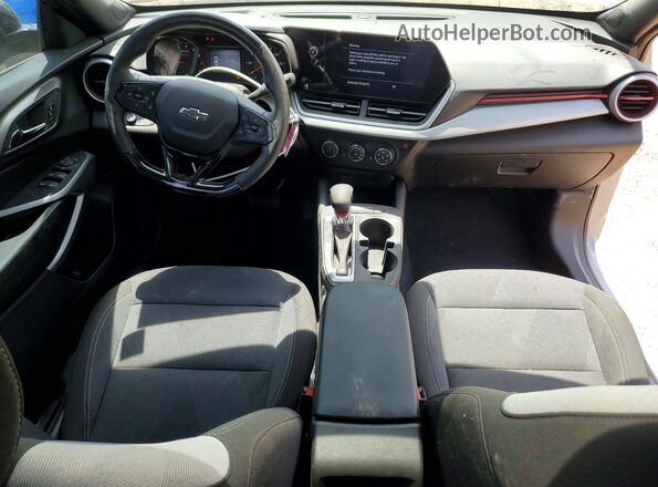 KL77LGEP0SC200492 2025 CHEVROLET TRAX Серебряный Вид панели приборов