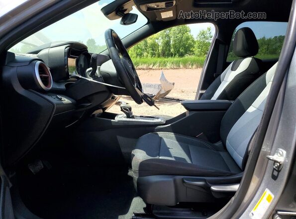 KL77LGEP0SC200492 2025 CHEVROLET TRAX Серебряный Вид салона спереди
