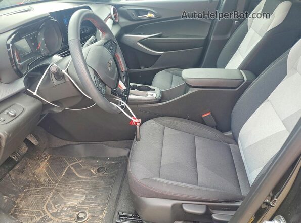 KL77LGEP0TC046772 2026 CHEVROLET TRAX Black Widok wnętrza z przodu