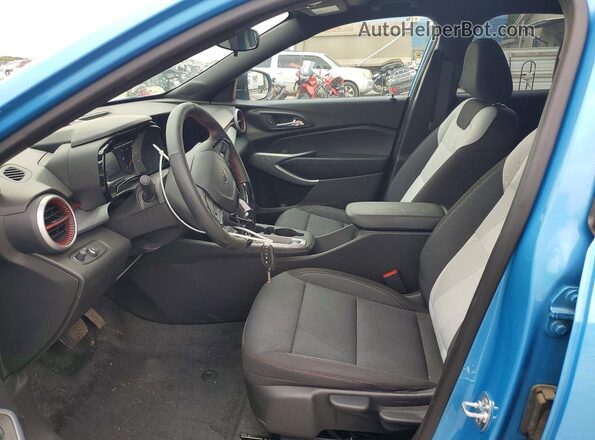 KL77LGEP1SC323590 2025 CHEVROLET TRAX Blue Front interior view
