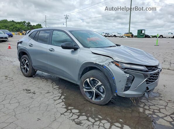 KL77LGEP2SC313716 2025 CHEVROLET TRAX Silver Delantero derecho