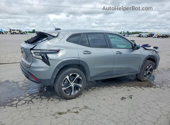 KL77LGEP2SC313716 2025 CHEVROLET TRAX Silver Trasero derecho