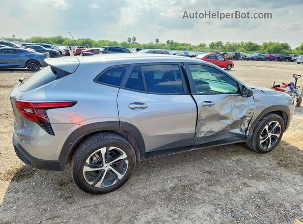 KL77LGEP4SC130561 2025 CHEVROLET TRAX Gray Trasero derecho