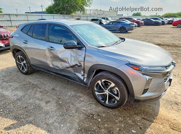 KL77LGEP4SC130561 2025 CHEVROLET TRAX Gray Delantero derecho