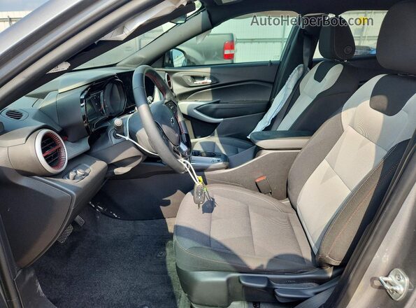 KL77LGEP4SC130561 2025 CHEVROLET TRAX Gray Vista interior delantera