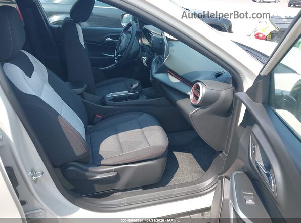 KL77LGEP5TC069738 2026 CHEVROLET TRAX Brown წინა სალონის ხედი