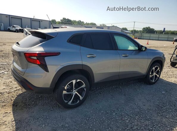 KL77LGEP7SC054785 2025 CHEVROLET TRAX Silver Tył prawy