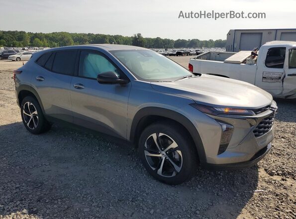 KL77LGEP7SC054785 2025 CHEVROLET TRAX Silver Przód prawy