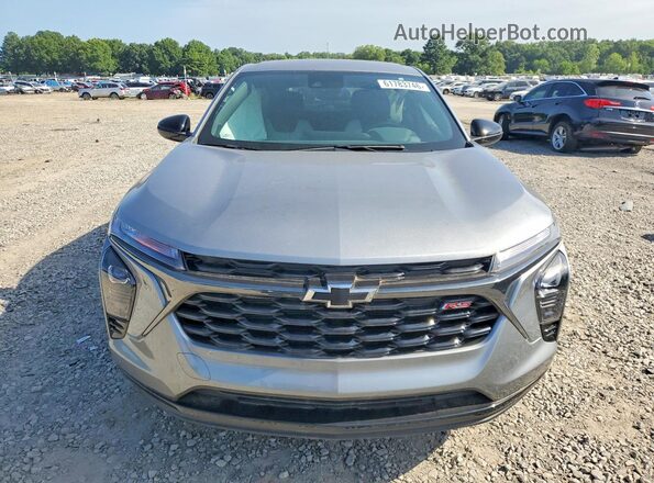 KL77LGEP7SC054785 2025 CHEVROLET TRAX Silver Widok z przodu