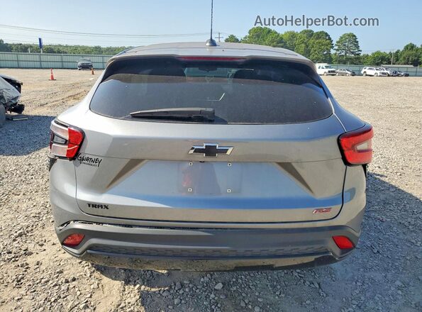 KL77LGEP7SC054785 2025 CHEVROLET TRAX Silver Widok z tyłu