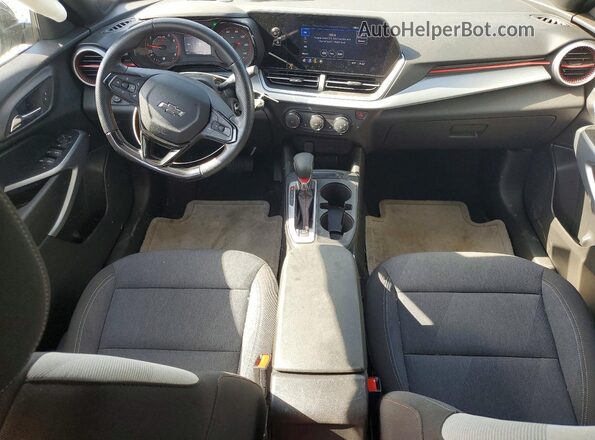 KL77LGEP7SC054785 2025 CHEVROLET TRAX Silver Widok deski rozdzielczej