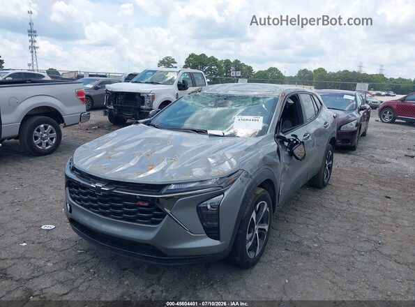 KL77LGEP7SC252878 2025 CHEVROLET TRAX Gray Widok z przodu