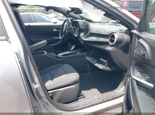 KL77LGEP7SC252878 2025 CHEVROLET TRAX Gray Widok wnętrza z przodu
