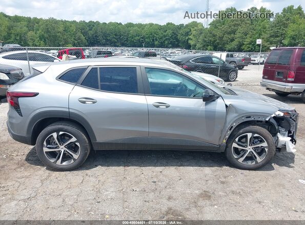 KL77LGEP7SC252878 2025 CHEVROLET TRAX Gray Widok wnętrza z tyłu