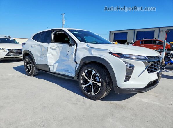 KL77LGEP8SC020080 2025 CHEVROLET TRAX White Delantero derecho