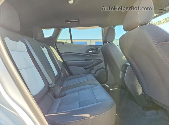 KL77LGEP8SC020080 2025 CHEVROLET TRAX White Vista interior trasera