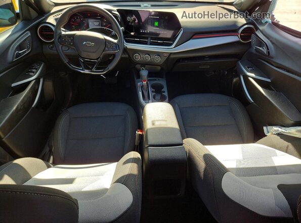 KL77LGEP8SC020080 2025 CHEVROLET TRAX White Vista del salpicadero