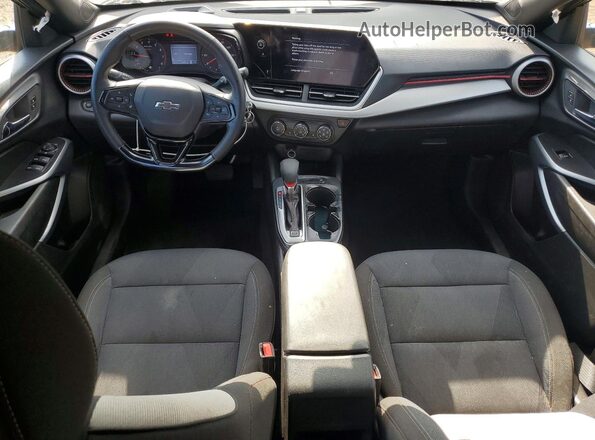 KL77LGEP8SC256647 2025 CHEVROLET TRAX Черный Вид панели приборов