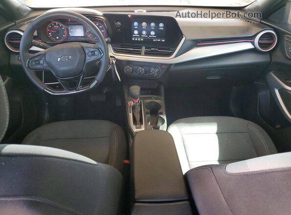 KL77LGEP8SC272301 2025 CHEVROLET TRAX Silver Vista del salpicadero