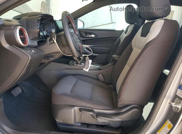 KL77LGEP8SC272301 2025 CHEVROLET TRAX Silver Vista interior delantera
