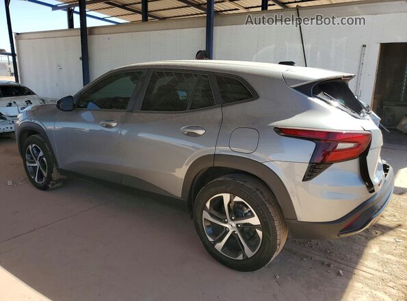 KL77LGEP8SC272301 2025 CHEVROLET TRAX Silver Trasero izquierdo