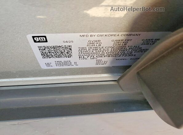 KL77LGEP8SC272301 2025 CHEVROLET TRAX Silver Vista del compartimento del motor