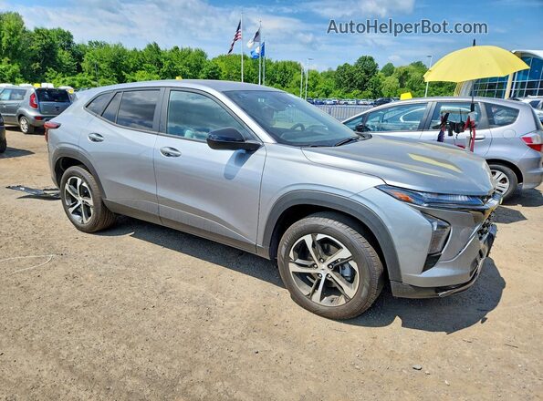 KL77LGEP8SC334666 2026 CHEVROLET TRAX Gray Delantero derecho