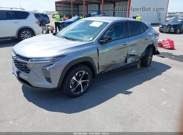 KL77LGEP8TC064971 2026 CHEVROLET TRAX Серебряный Передняя левая четверть