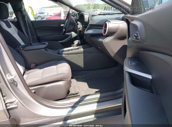 KL77LGEP8TC064971 2026 CHEVROLET TRAX Серебряный Вид салона спереди