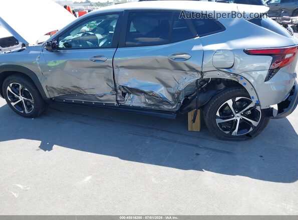 KL77LGEP8TC064971 2026 CHEVROLET TRAX Серебряный Вид спереди