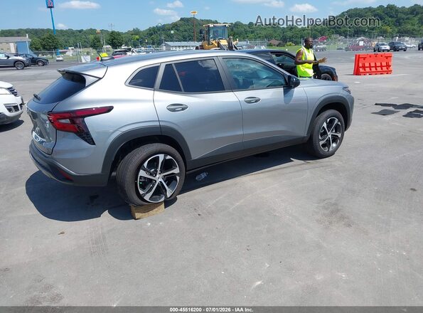 KL77LGEP8TC064971 2026 CHEVROLET TRAX Серебряный Задняя правая четверть