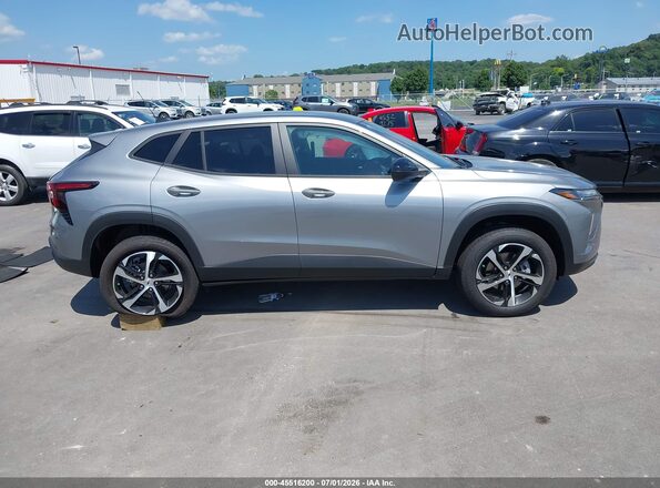 KL77LGEP8TC064971 2026 CHEVROLET TRAX Серебряный Вид задней части салона