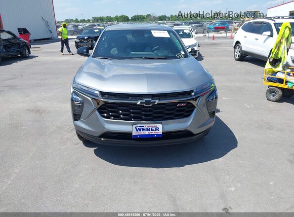KL77LGEP8TC064971 2026 CHEVROLET TRAX Серебряный Вид щитка приборов