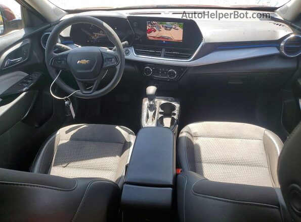 KL77LHE20RC011877 2024 CHEVROLET TRAX Red Widok deski rozdzielczej