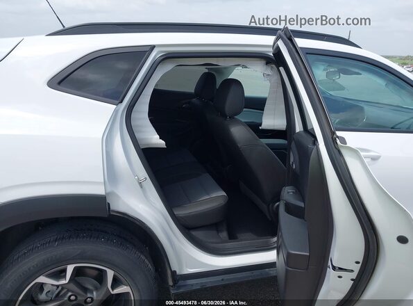 KL77LHE21RC028672 2024 CHEVROLET TRAX White VIN კოდის სტიკერის ხედი