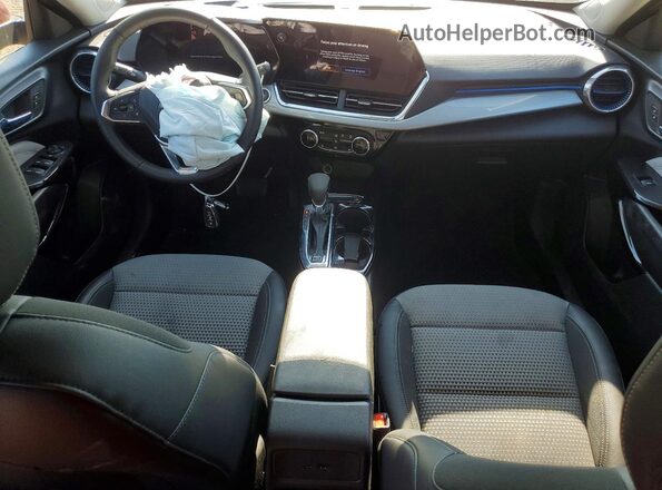KL77LHE21RC118436 2024 CHEVROLET TRAX Red Առջևի վահանակի տեսք