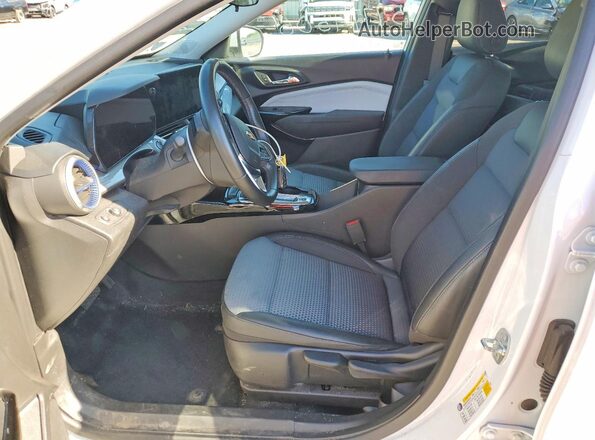 KL77LHE23RC040497 2024 CHEVROLET TRAX White Вид салону спереду
