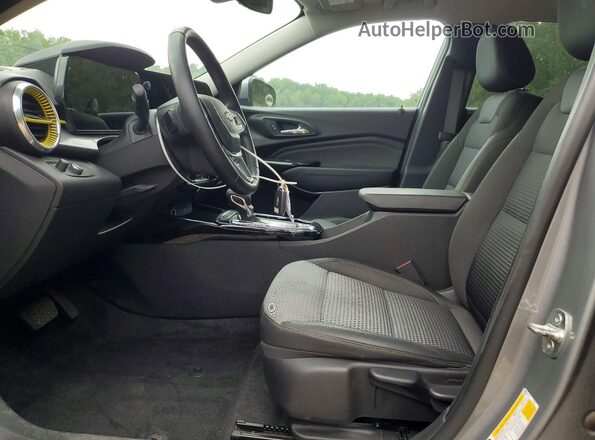 KL77LHE25RC026357 2024 CHEVROLET TRAX Серебряный Вид салона спереди