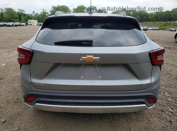 KL77LHE25RC026357 2024 CHEVROLET TRAX Серебряный Вид сзади