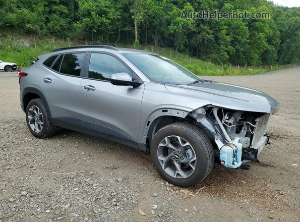 KL77LHE25RC026357 2024 CHEVROLET TRAX Серебряный Передняя правая четверть